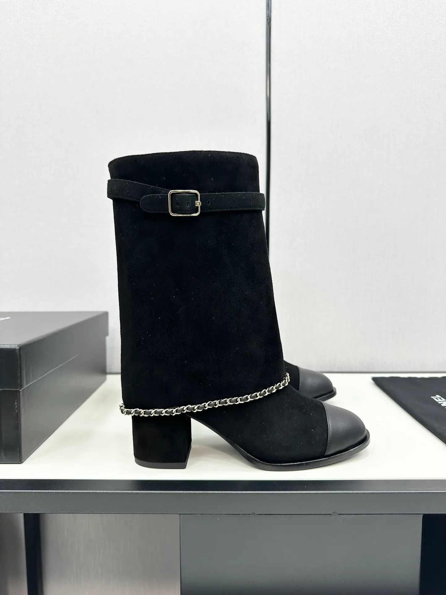 👟👟Ex-factory price 740👟👟Chanel🆕 24b new double c autumn and winter boots Chanel autumn and winter heavy industry explosive short boots🔥 Xiaohongshu highly recommends this style, it looks good with any combination, a must-have for fashion, Ms. Chanel loves simple and irresistible styles💋Coloring shows a unique style, free mix and match to shine⚡️Follow the fashionable steps of the tight-flavored grandma! ! ! Enlarge the exquisite details to see ✔Original molded hardware buckle ✔Top version made by purchasing agent★The upper is made of original Yangjing cowhide, sheepskin lining, sheepskin feet, code number 35-40 (40, 41 customization is not returnable)